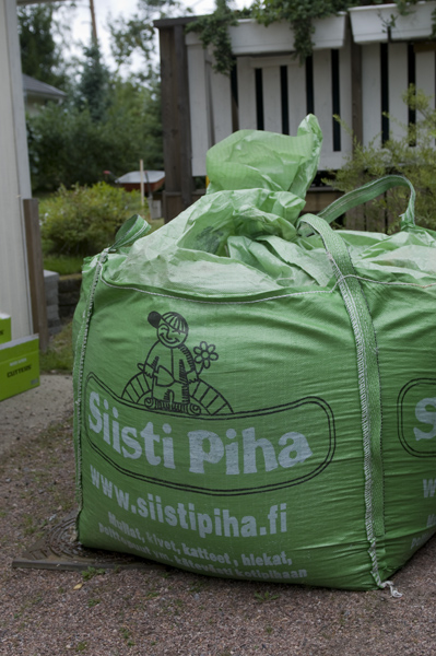 Terassi 4.jpg - Siistipiha toimitti sovitusti soraa siististi säkeissä.